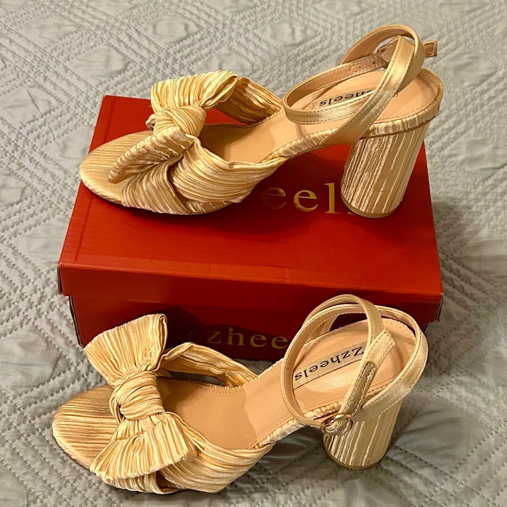 Zzheels Women’s Gold Bow Heels, Size 7